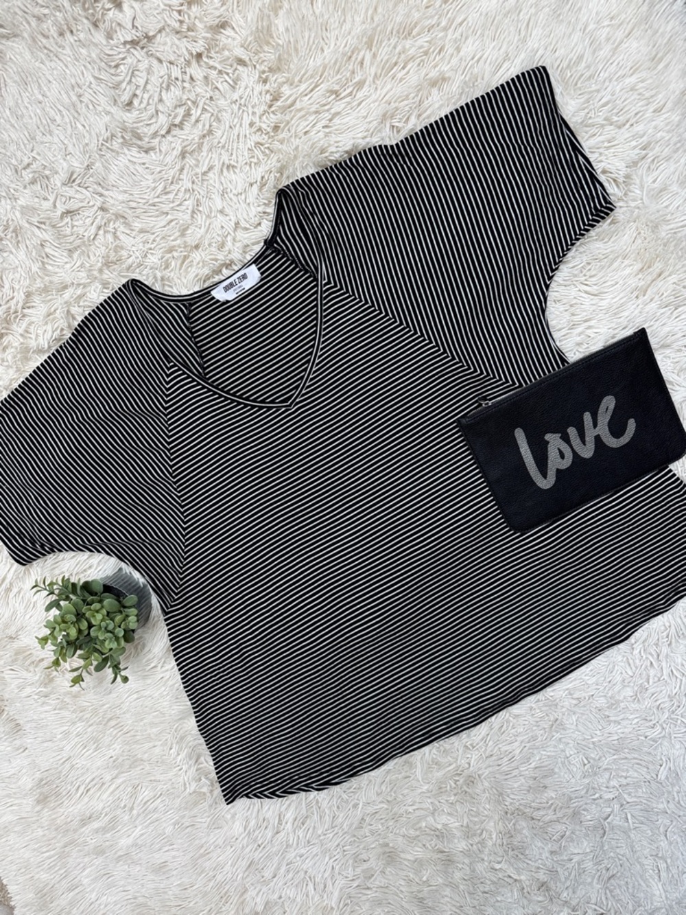 Double Zero Striped V-Neck Boxy Tee 💗 Black & White